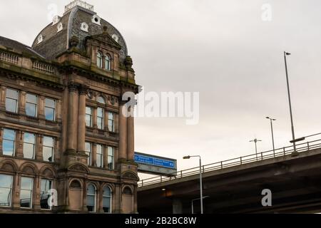 Das Old Cooperative Building an der Morrison Street und die Kreuzung 20 der Autobahn M8 an der Kingston Bridge im Glasgower Stadtzentrum, Schottland Stockfoto