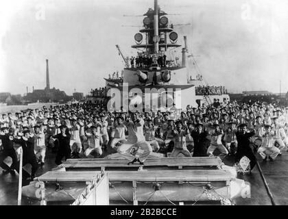 Matrosen, die Kalisthenikübungen auf einem großen Kampfschiff der deutschen Hochseeflotte während des Ersten Weltkriegs durchführen. Seit der Skagerrakschlacht lag das Schiff ab Mai 1916 untätig in Häfen. Stockfoto