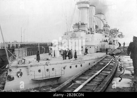 Der deutsche Kaiser Wilhelm II. (Vorne links mit einem Kreuz markiert) an Deck des nach ihm benannten deutschen Hauptschiffs "Kaiser Wilhelm II.". Stockfoto