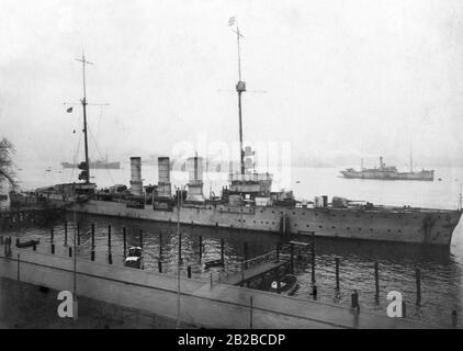 Die SMS Regensburg, ein leichter Kreuzergeschwader der Kaiserlichen Marine im Kieler Hafen. Von hier aus begann der Seefahreraufstand vom November 1918 gegen die Fortsetzung des Krieges. Auch hier verhandelten die Regierungsvertreter aus Berlin mit den meuternden Matrosen. Stockfoto