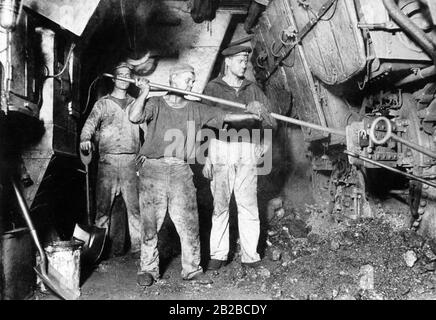 Schiff stochern an Bord eines deutschen Kriegsschiffs der Kaiserlichen Marine. Sie hatten praktisch keine Überlebenschance, wenn das Schiff sank oder Feuer fing. Als die deutsche Admiralität im November 1918 den letzten Kampf gegen die Engländer proklamierte, löschten die Stoker das Feuer unter den Kesseln, das die Meuterei des Seglers ausführte. Stockfoto
