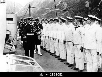 Das Foto zeigt Kaiser Wilhelm II. (Rechts), der den Salut der von dem Kommandanten begleiteten, aufgeführten Kadetten abnimmt. Wilhelm ist auf einer Nordlandreise und besucht das Kadett- und Schiffsjungen-Ausbildungsschiff "Hertha" bei Balholm. Stockfoto