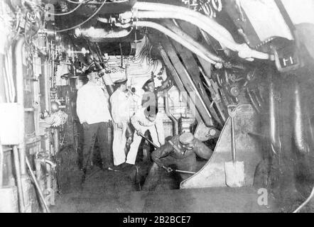 Schiff stochern an Bord eines deutschen Kriegsschiffs der Kaiserlichen Marine. Sie hatten praktisch keine Überlebenschance, wenn das Schiff sank oder Feuer fing. Als die deutsche Admiralität im November 1918 den letzten Kampf gegen die Engländer proklamierte, löschten die Stoker das Feuer unter den Kesseln, das die Meuterei des Seglers ausführte. Undatiertes Foto Stockfoto