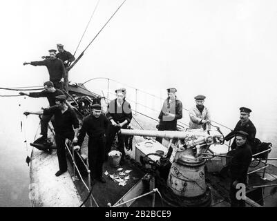 Ein deutsches Patrouillenschiff auf hoher See. Die Besatzung ergänzt ihre schlechten Rationen, indem sie während einer Ruhephase Flunder vom Deck abfängt. Stockfoto