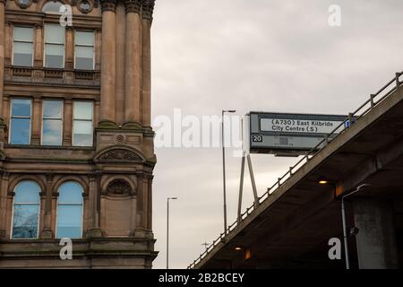 Das Old Cooperative Building an der Morrison Street und die Kreuzung 20 der Autobahn M8 an der Kingston Bridge im Glasgower Stadtzentrum, Schottland Stockfoto