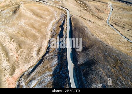 Luftbild der geschwungenen Qilian Bergstraße Stockfoto