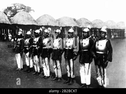 Lebensschützer von König Njoya von Bamum in Kamerun. Sie tragen eine Cuiras-Rüstung, die dem König vom ehemaligen deutschen Kaiser geschenkt wurde. Undatiertes Bild. Stockfoto