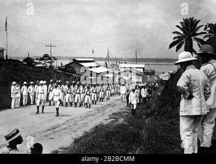 Das Landungscorps des Linienschiffs "Kaiser" kommt am 12. Januar in Duala, einer Stadt der deutschen Kolonie Kamerun. Das Jahr, in dem das Bild aufgenommen wurde, ist unbekannt. Stockfoto