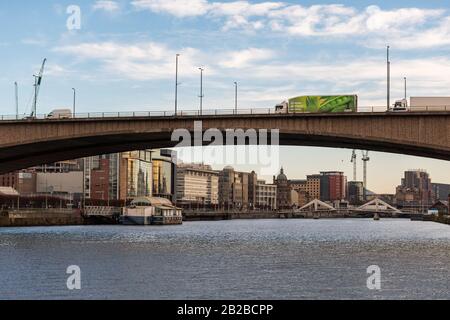 Die Kingston Bridge in Glasgow überquert den Fluss Clyde mit dem Broomielaw und dem Stadtzentrum im Hintergrund. Stockfoto