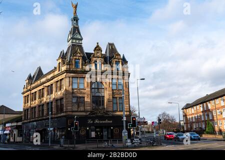 Der Engel, der sich auf dem Gebäude La Fiorentina an der Kreuzung von Govan Road und Paisley Road West in Glasgow, Schottland Befindet Stockfoto