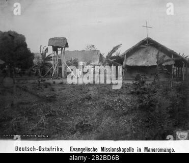 Neubau der evangelischen Missionsstation mit Kirche, Schule und Kirchturm in Maneromango im ehemaligen deutschen Ostafrika. Stockfoto