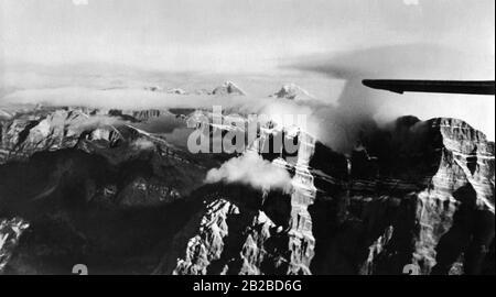 Blick vom Flugzeug auf den Kilimandscharo und die Gipfel von Mawenzi und Kilo. Der Mount Kilimandscharo ist das höchste Bergmassiv Afrikas und lag früher im deutschen Ostafrika. Deshalb trug das massiv bis in die 1960er Jahre den Namen "Kaiser-Wilhelm-Spitze". Das Foto ist undatiert. Stockfoto