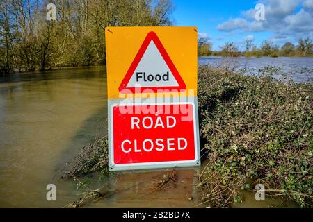 Ein auf der Straße geschlossenes Schild stochert über Flutwasser und alarmiert Autofahrer auf der B4213 zwischen Lower Apperlay und Tyrley in Gloucestershire, die unpassierbar geworden ist, nachdem der Fluss Severn die umliegenden Gebiete überschwemmt hat. PA Foto. Bilddatum: Montag, 2. März 2020. Der Lichtbildkredit sollte lauten: Ben Birchall/PA Wire Stockfoto