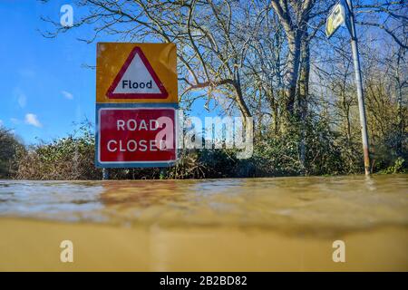 Ein auf der Straße geschlossenes Schild stochert über Flutwasser und alarmiert Autofahrer auf der B4213 zwischen Lower Apperlay und Tyrley in Gloucestershire, die unpassierbar geworden ist, nachdem der Fluss Severn die umliegenden Gebiete überschwemmt hat. PA Foto. Bilddatum: Montag, 2. März 2020. Der Lichtbildkredit sollte lauten: Ben Birchall/PA Wire Stockfoto