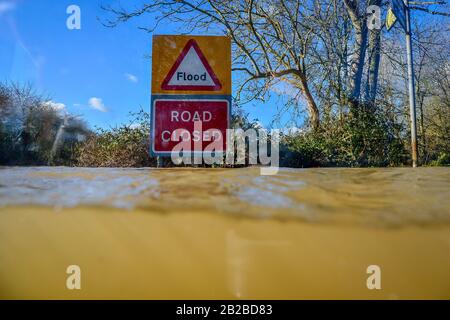 Ein auf der Straße geschlossenes Schild stochert über Flutwasser und alarmiert Autofahrer auf der B4213 zwischen Lower Apperlay und Tyrley in Gloucestershire, die unpassierbar geworden ist, nachdem der Fluss Severn die umliegenden Gebiete überschwemmt hat. PA Foto. Bilddatum: Montag, 2. März 2020. Der Lichtbildkredit sollte lauten: Ben Birchall/PA Wire Stockfoto