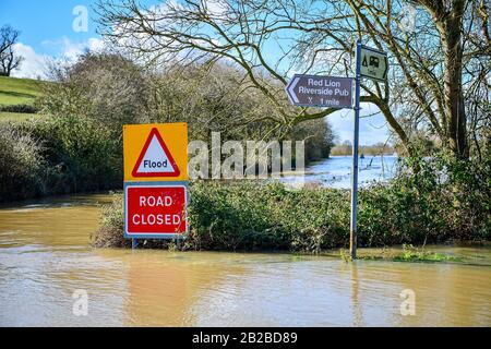 Ein auf der Straße geschlossenes Schild stochert über Flutwasser und alarmiert Autofahrer auf der B4213 zwischen Lower Apperlay und Tyrley in Gloucestershire, die unpassierbar geworden ist, nachdem der Fluss Severn die umliegenden Gebiete überschwemmt hat. PA Foto. Bilddatum: Montag, 2. März 2020. Der Lichtbildkredit sollte lauten: Ben Birchall/PA Wire Stockfoto