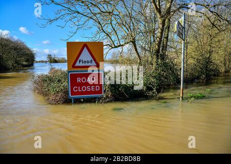 Ein auf der Straße geschlossenes Schild stochert über Flutwasser und alarmiert Autofahrer auf der B4213 zwischen Lower Apperlay und Tyrley in Gloucestershire, die unpassierbar geworden ist, nachdem der Fluss Severn die umliegenden Gebiete überschwemmt hat. PA Foto. Bilddatum: Montag, 2. März 2020. Der Lichtbildkredit sollte lauten: Ben Birchall/PA Wire Stockfoto