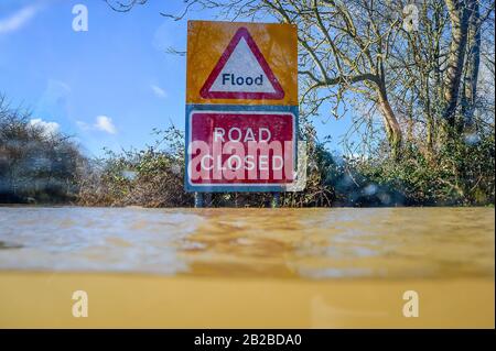 Ein auf der Straße geschlossenes Schild stochert über Flutwasser und alarmiert Autofahrer auf der B4213 zwischen Lower Apperlay und Tyrley in Gloucestershire, die unpassierbar geworden ist, nachdem der Fluss Severn die umliegenden Gebiete überschwemmt hat. PA Foto. Bilddatum: Montag, 2. März 2020. Der Lichtbildkredit sollte lauten: Ben Birchall/PA Wire Stockfoto