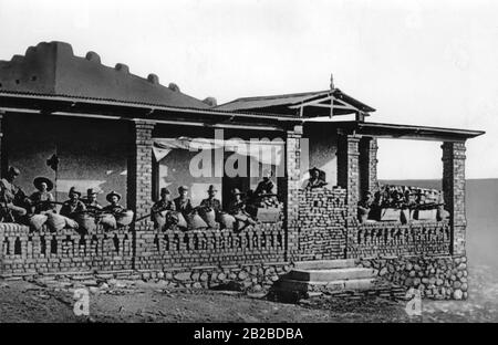 Ein Fort, das von deutschen Soldaten im deutschen Südwestafrika in Verteidigungsstellung gebracht wurde. Sie erwarten einen Angriff der aufständischen Herero-Volksstämme. Stockfoto