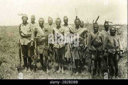 Einheimische Hilfskrieger aus dem Stamm Ruge-Ruga, die von General Paul von Lettow-Vorbeck als Askaris eingestellt wurden und unter deutschem Oberbefehl in Ostafrika kämpften. Das Foto ist undatiert. Stockfoto