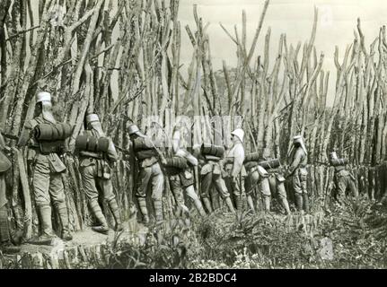 Aborigine-Hilfssoldaten, die Askaris, kämpfen neben deutschen Offizieren bei Baumverhau im Mahenge-Kampfgebiet. Unter Offizier Paul von Lettow-Vorbeck halten vier Jahre lang deutsche Kolonialtruppen gegen die Briten in Ostafrika. Stockfoto