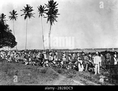 Angehörige des Ruga-Ruga-Stammes, die während des letzten indigenen Aufstands in Ostafrika 1905 von deutschen Offizieren bewaffnet und ausgebildet wurden. Das Bild zeigt die Aufnahmekurse. Stockfoto