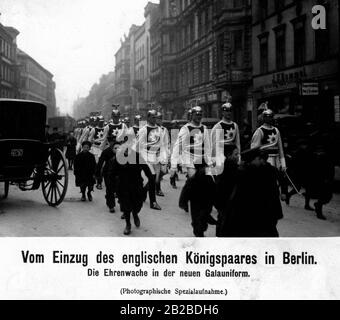 Wachleute In neuen Gala-Uniformen bilden anlässlich des Besuches von König Edward VII. Und seiner Frau Prinzessin Alexandra von Dänemark am 2. Februar 1909 in Berlin die Ehrenwache. Die Soldaten tragen Bibs mit dem Wappen des Orden des Schwarzen Adlers (Schwarzer Adlerorden) und der Aufschrift Suum cuique (jeweils zu seinen eigenen). Stockfoto