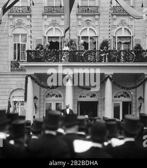 Zur Feier der goldenen Hochzeit des großherzigen Ehepaares im September 1906 stehen dem Paar und anderen königlichen Besuchern vor dem großherzigen Schloss in Karlsruhe mehrere männliche Chorgesellschaften zur Verfügung. In der Mitte stehen Großfürst Friedrich I. von Baden und seine Frau Prinzessin Louise von Preßburg. Rechts die Kaiserinmutter Augusta Victoria, Herzog Friedrich von Baden und Kaiser Wilhelm II Stockfoto