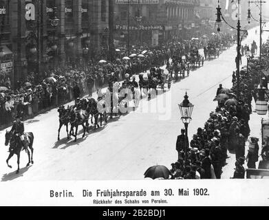 Rückkehr der Kutschen des Schahs von Persien, Mozaffar ad-Din Schah Qajar, von der Frühlingsparade am 30. Mai 1902 durch die Friedrichsstraße in Berlin. Stockfoto