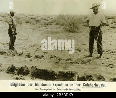 Männer der Macdonald-Expedition in der Kalahari-Wüste im deutschen Südwestafrika. Stockfoto