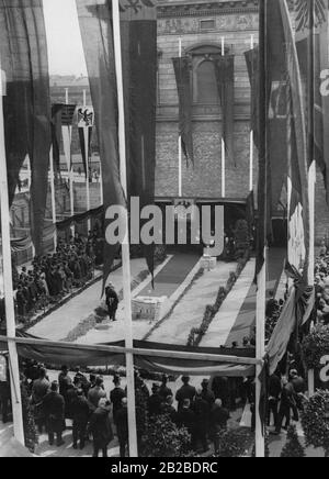 Spatenstich zur Erweiterung der neuen Berliner Staatskanzlei. Gäste stehen rund um die Fundamentgrube. Die Grube ist rundum mit Fahnen verziert, die den Kaiseradler tragen. Stockfoto