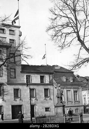 Vorderansicht der Staatskanzlei in der Wilhelmsstraße in Berlin. Vor der Reichskanzlei befindet sich rechts eine Statue mit einer Fahne in der Hand. Die Statue stellt den preussischen Feldmarschall Jakob Keith dar. Auf dem Dach der Staatskanzlei werden die Flaggen des Deutschen Reiches gehisst. Stockfoto