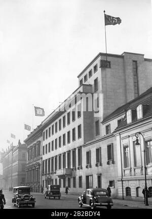 Vorderansicht der Erweiterung der Berliner Staatskanzlei. Auf dem Dach der Staatskanzlei werden Hakenkreuzfahnen als Zeichen des NS-Regimes gehisst. Stockfoto