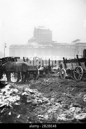 Abriss des ehemaligen Slumbereichs, des Scheunenviertels, in Berlin. Der Stadtteil wurde während der Straßenkämpfe im Jahr 1919 heftig umkämpft. Das Bild zeigt den Bauarbeiter, der die ersten Abbruchruinen auf einen Pferdewagen lädt. Stockfoto