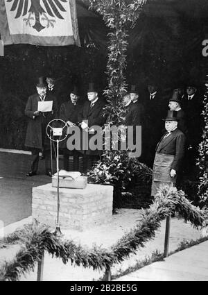Spatenstich der neuen Erweiterung der neuen Berliner Staatskanzlei. Reichspräsident Hindenburgs (Linke) beteiligt sich mit Vertretern der Bundesländer an der Grundsteinlegung. Neben Paul von Hindenburgs, dem Reichstagspräsidenten Paul Loebe und dem Reichserzkanzler Dr. Wilhelm Marx. Stockfoto