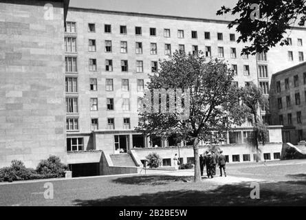 Blick auf die neue Staatskanzlei vom Garten. SS-Männer gehen rechts vom Baum im Garten zum Gebäude. Undatiertes Foto. Stockfoto