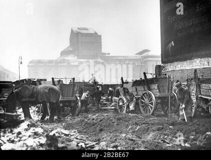 Abriss des ehemaligen Slumbereichs, des Scheunenviertels, in Berlin. Der Stadtteil war während der Straßenkämpfe im Jahr 1919 heftig umkämpft. Das Bild zeigt den Bauarbeiter, der die ersten Abbruchruinen auf einen Pferdewagen lädt. Stockfoto