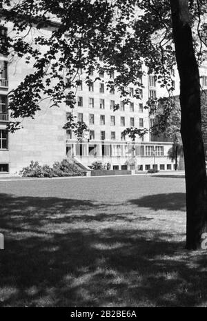 Blick auf die neue Staatskanzlei vom Garten. SS-Männer gehen rechts vom Baum im Garten zum Gebäude. Undatiertes Foto. Stockfoto