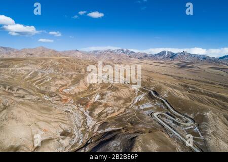 Luftbild der geschwungenen Qilian Bergstraße Stockfoto