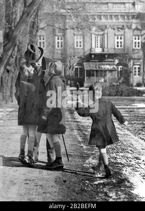 Paul von Hindenburgs mit seinen Enkeln im Garten des Präsidentenpalastes (Reichspraesidentenpalais) in Berlin. Eine Enkelin gibt ihm einen Kuss auf die Wange. Stockfoto