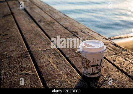 Nehmen Sie die Kaffeetasse am Strand weg Stockfoto