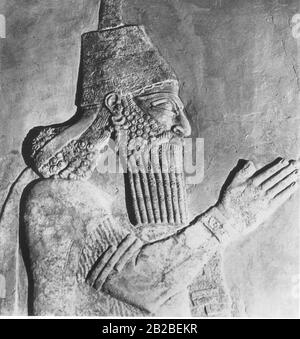 König Sargon II. (721 - 705 v. Chr.), gezeigt auf einem typischen assyrischen Reliefbild aus dem Königspalast von Dur-Sharrukin (Khorsabad). Das Relief ist wieder kein Porträt des Königs, sondern eine konventionelle Darstellung eines assyrischen Herrschers. Stockfoto