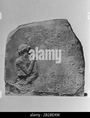 Darstellung des babylonischen Königs Hammurabi auf einem Kalksteinrelief mit einer Aufschrift in Keilschrift. Stockfoto