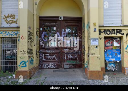 Graffiti, Eingangstuer, Gneisenaustrasse, Kreuzberg, Berlin, Deutschland Stockfoto