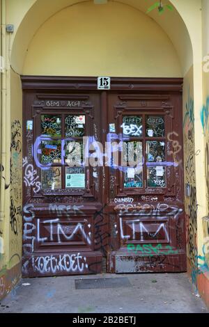 Graffiti, Eingangstuer, Gneisenaustrasse, Kreuzberg, Berlin, Deutschland Stockfoto