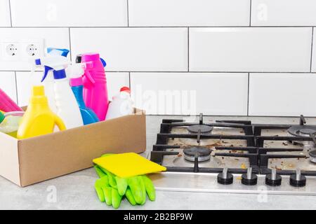 Reinigung eines Gasofens mit Küchengeräten, Haushaltskonzepten oder Hygiene und Reinigung Stockfoto