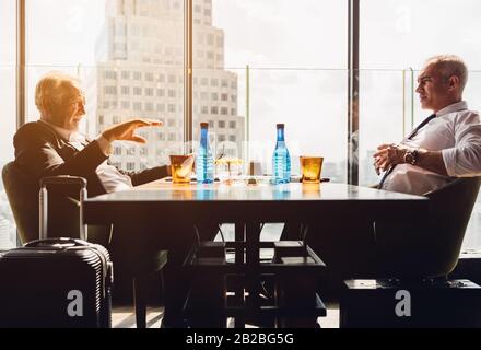 Besprechung des Corporate Business Teams mit dem Konzept des Starts und der Diskussion. Erfolgreiche Geschäftsleute diskutieren gemeinsam im Konferenzraum während der Besprechung im MOD Stockfoto