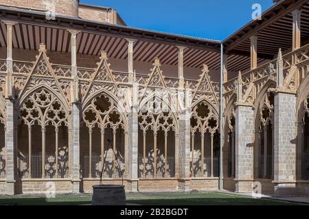 Gotischer Kreuzgang aus dem 14. Jahrhundert in der Metropolitankathedrale Santa María la Real in der Stadt Pamplona, Navarra, Spanien, Europa. Stockfoto