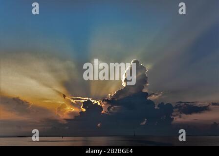 Die Sonne durchbricht Morgenwolken, während sie in Charleston South Carolina am Ufer der Stadt aufgeht. Stockfoto