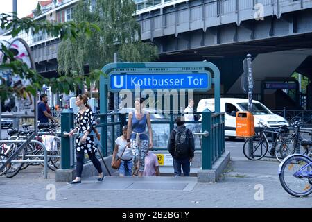 U-Bahnhof, Kottbusser Tor, Kreuzberg, Berlin, Deutschland Stockfoto